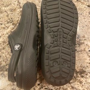 Boys Crocs shoes with lined insert. Size 5